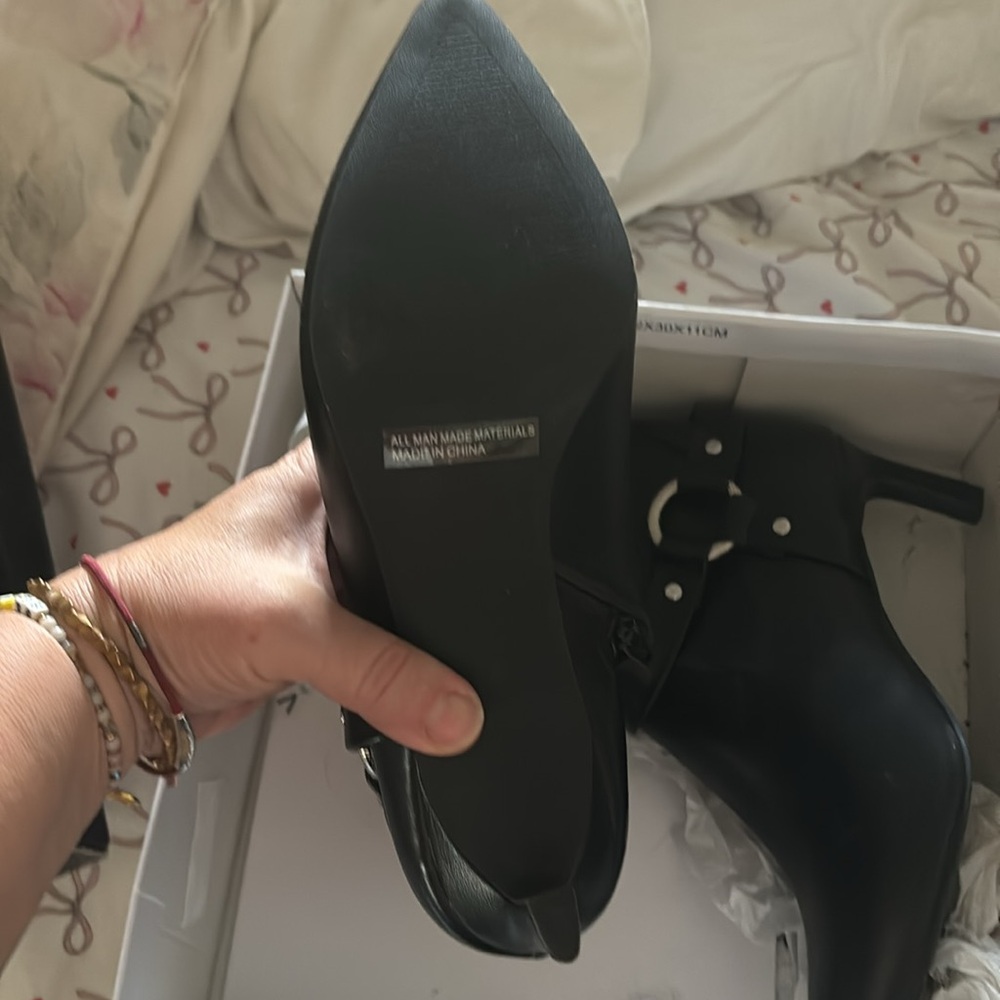 Beautiful new in box booties - Picture 4 of 7